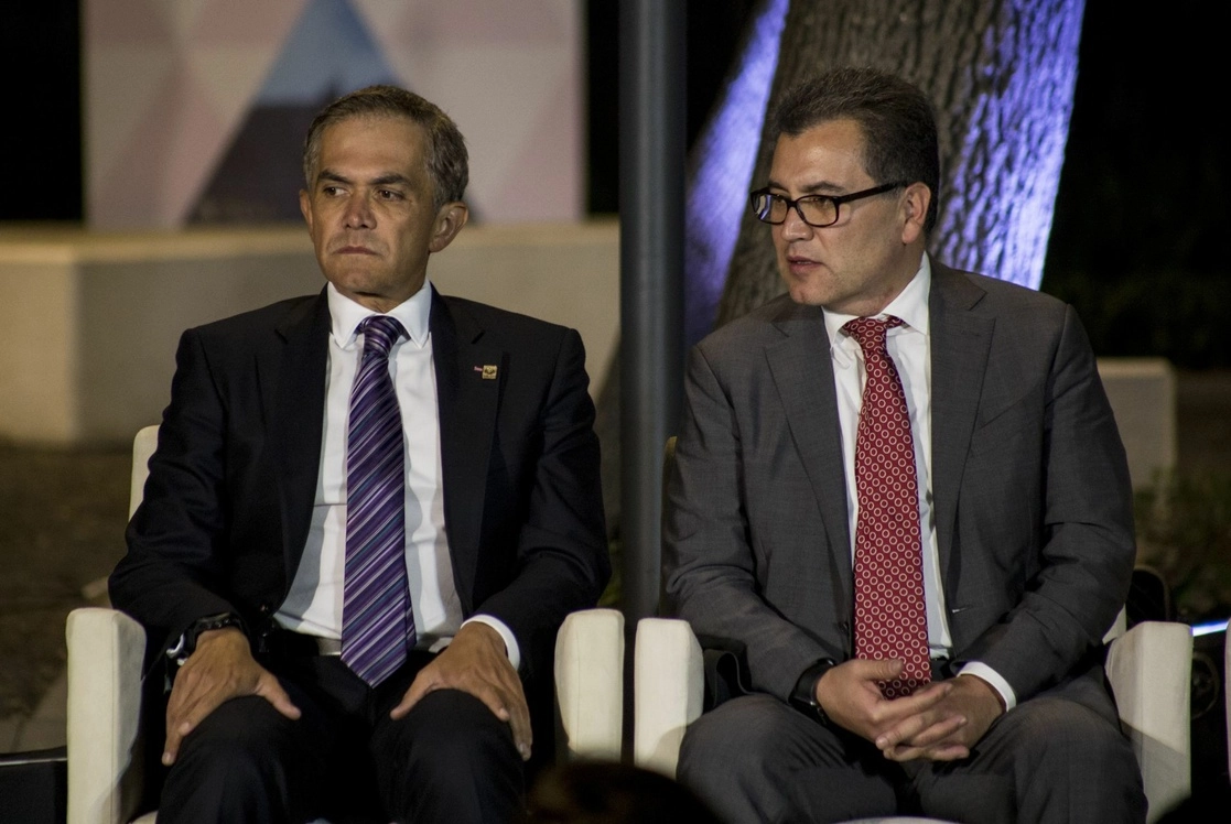El entonces jefe de Gobierno capitalino, Miguel Angel Mancera, junto Julio César Serna, quien fuera uno de sus colaboradores más cercanos. Foto Cuartoscuro / Archivo 