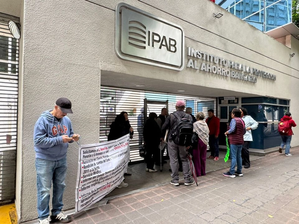 Jubilados, pensionados y beneficiarios de los bancos liquidados Cremi, Unión, Oriente y Obrero realizaron un plantón frente a las oficinas del Instituto para la Protección al Ahorro Bancario (IPAB), en la colonia Juárez, para exigir el respeto irrestricto a sus derechos laborales, en la Ciudad de México, el 9 de julio de 2025. Foto 