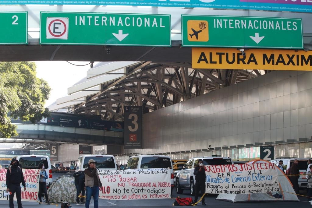 Un grupo de manifestantes, que se identificaron como ex trabajadores de aduanas, bloquearon el acceso a la Terminal 1 del Aeropuerto Internacional de la Ciudad de México, el 10 de noviembre de 2021. Foto Alfredo Domínguez