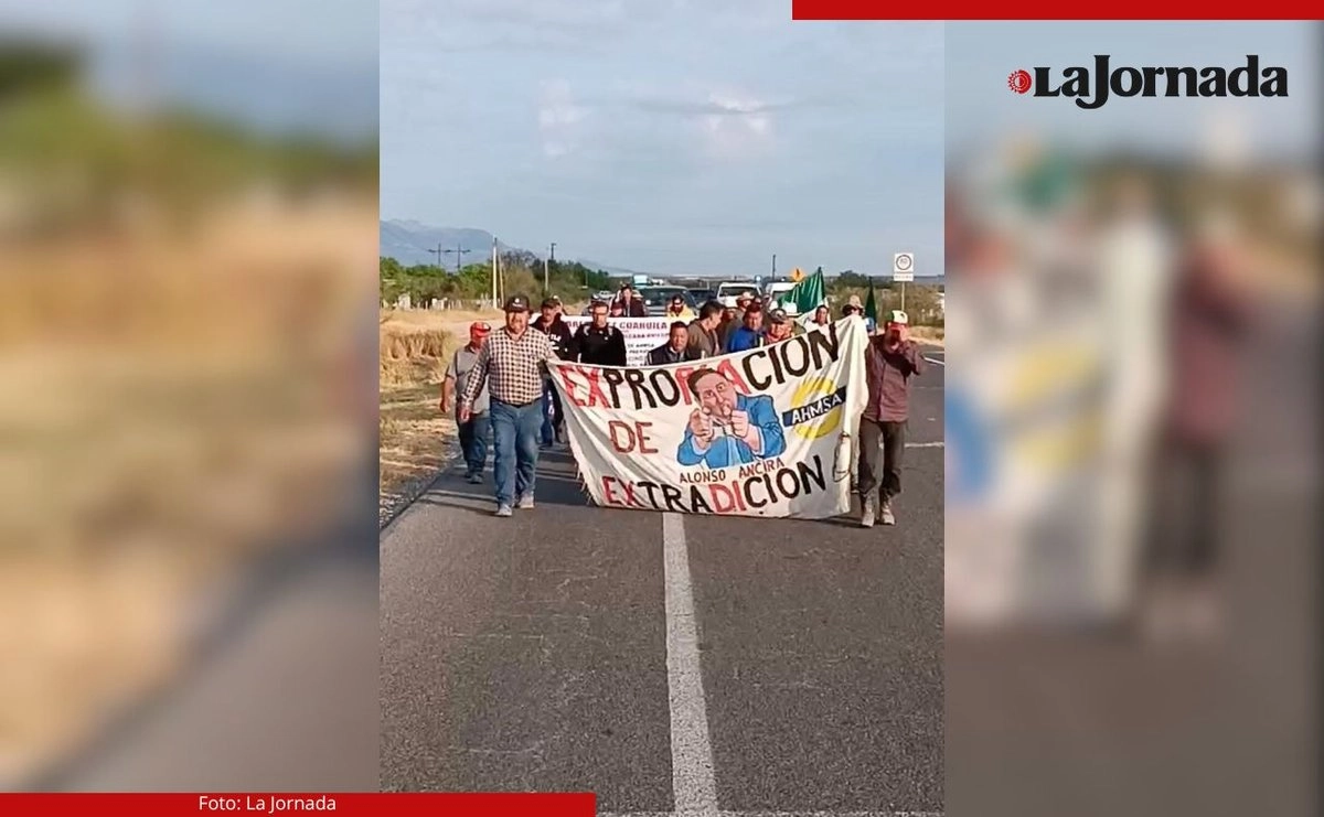 Al frente del contingente ondea una manta con la imagen del ex director de la empresa, Alonso Ancira Elizondo y la consigna: “Expropiación de AHMSA; extradición de Ancira”. 