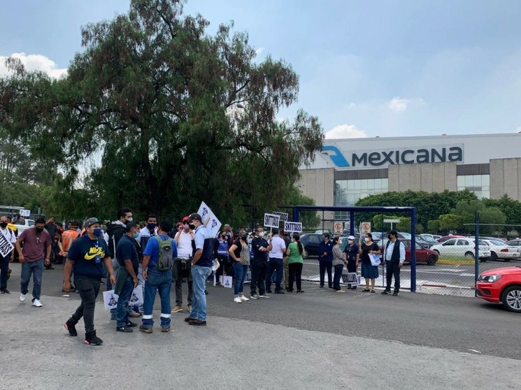 Ex trabajadores de Mexicana de Aviación bloquean el acceso a las oficinas del SAT en instalaciones del Aeropuerto Internacional de la Ciudad de México. Foto Alfredo Domínguez
