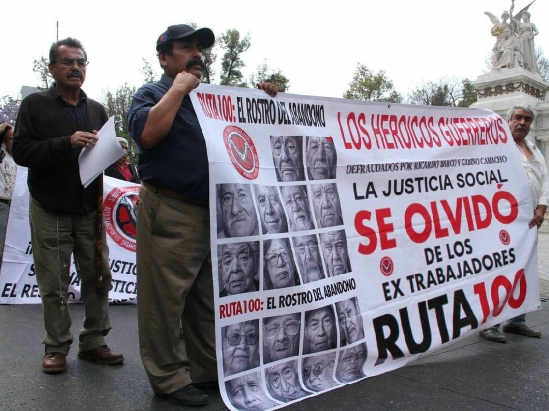 Marcha de ex trabajadores de la Ruta 100, el 8 de abril de 2019, en la Ciudad de México. Foto Cuartoscuro / Archivo