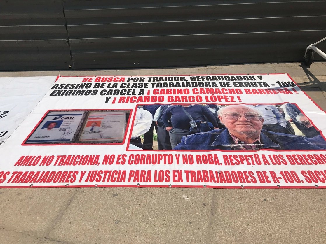 Ex trabajadores de la extinta Ruta 100 exigen avances en la denuncia por el presunto fraude, despojo o lo que resulte derivado del pago del Fideicomiso F/100, el 8 de abril de 2021. Foto Bertha Teresa Ramírez