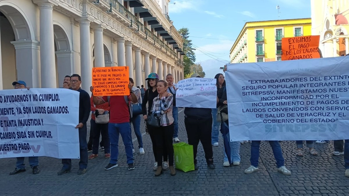 Ex trabajadores de desaparecido Seguro Popula bloquearon vialidades de Xalapa en reclamo al pago de adeudos por liquidación desde  hace 10 años. Foto 