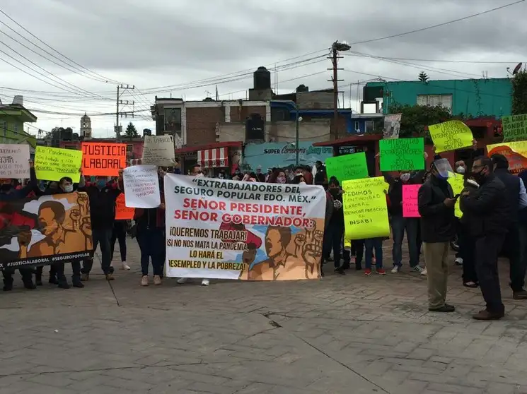 Al menos 100 extrabajadores del Seguro Popular exigieron ser contratados por el Insabi, al paso del convoy del presidente de la República y el gobernador mexiquense. Foto Javier Salinas Cesáreo