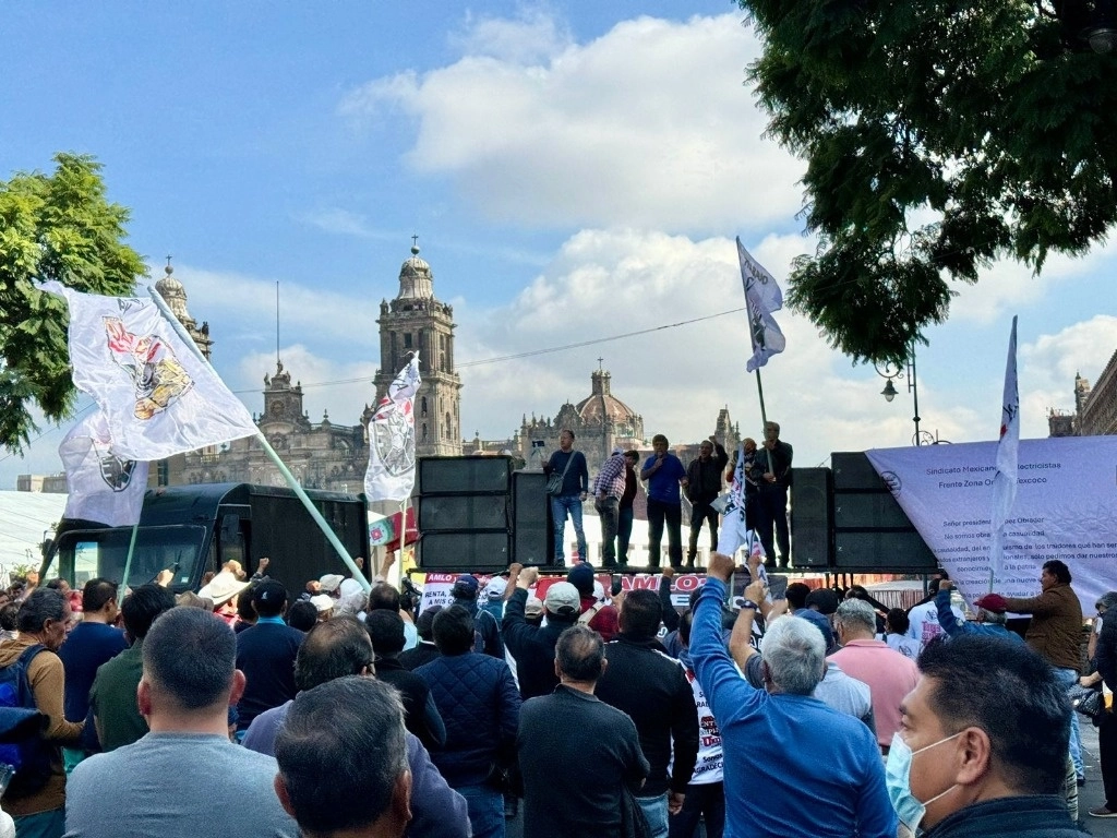 Integrantes del SME, Democrático realizan una concentración a las afueras de Palacio Nacional, para brindar su apoyo al camarada Rosendo, en el Centro Histórico de la Ciudad de México, el 14 de agosto de 2024. Foto Roberto García Ortiz