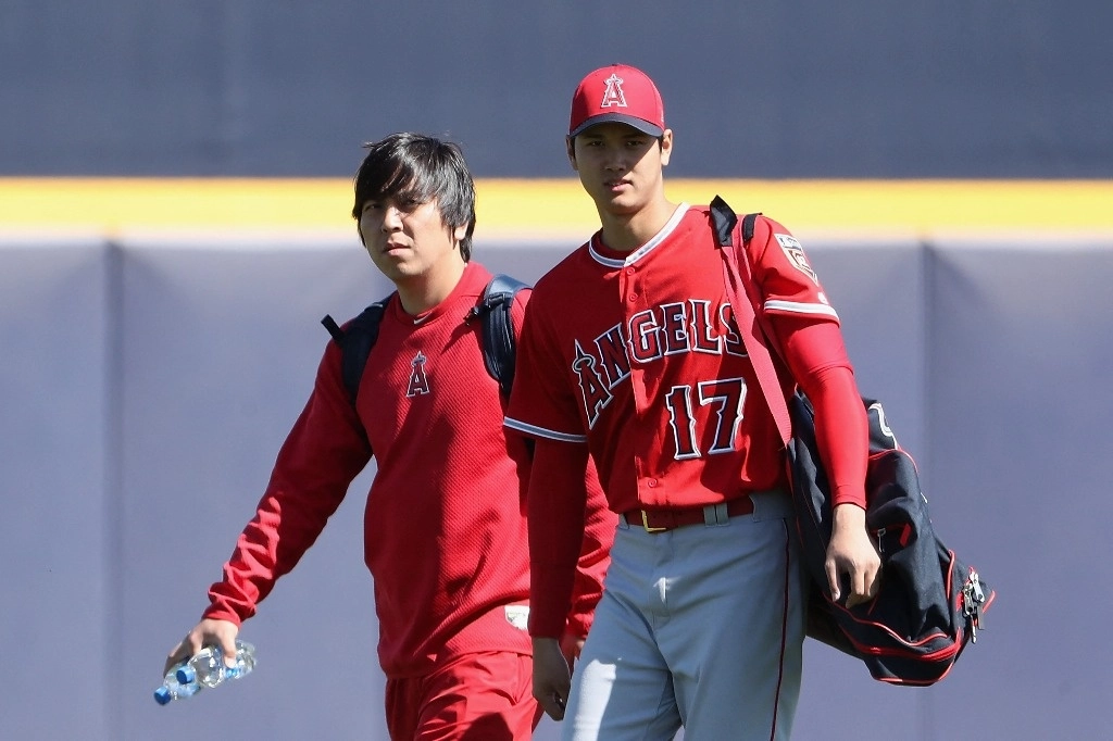 Shohei Ohtani (der.) e Ippei Mizuhara (izq.), su ex traductoro, durante la etapa del beisbolista japonés en la escuadra de los Angelinos de Los Ángeles. Foto Afp.