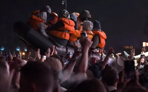 Imagen del bote inflado con los muñecos con muñecos salvavidas, dedicada a los inmigrantes que cruzan los mares a bordo de pequeñas embarcaciones. Imagen tomada de un video difundido en https://www.instagram.com/banksy/