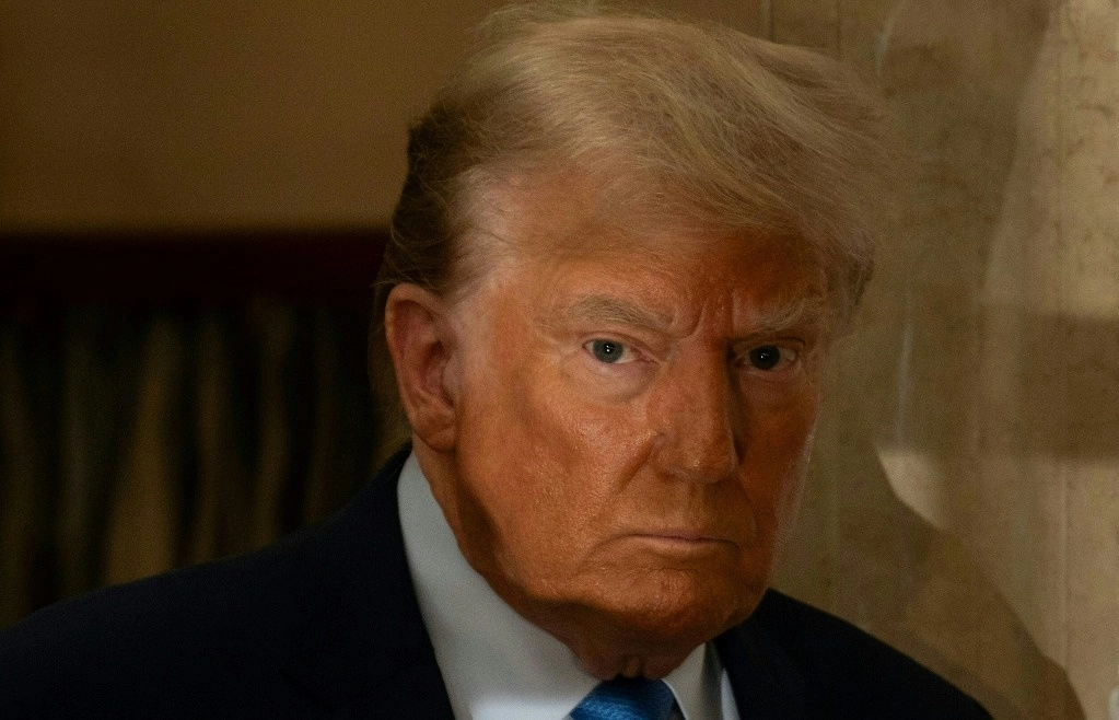 Un juez ordenó repetidamente a Donald Trump mantener sus respuestas concisas, durante el juicio por fraude que se le sigue al ex mandatario, y le recordó que "éste no es un mitin político", mientras el ex presidente testificaba en una demanda en que se le acusa de inflar el valor de su patrimonio. Foto Afp / Archivo