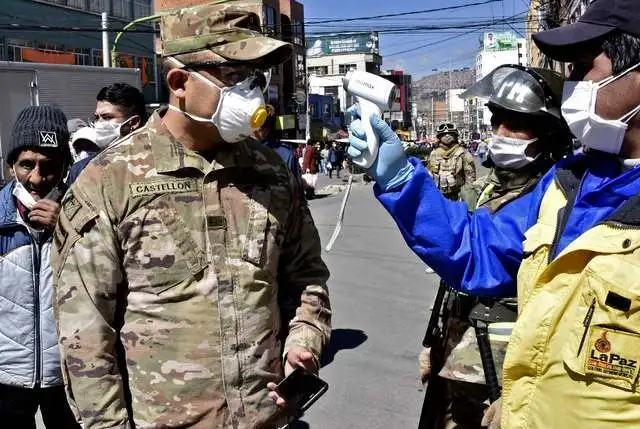 Toman temperatura a militar en calles de la Paz, Bolivia. Foto Afp
