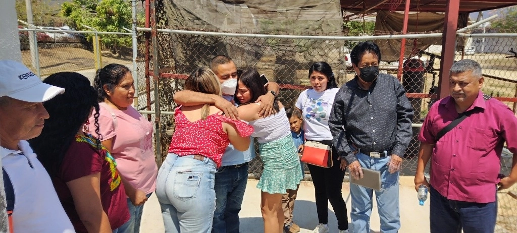Gilberto Aguirre Bahena, sobreviviente de la matanza de Aguas Blancas, perpetrada el 28 de junio de 1995, fue liberado ayer a las 11 de la mañana del penal de Las Cruces, en Acapulco, Guerrero. Por ese caso permanecen encarceladas otras dos personas. En la imagen, el integrante de la Organización Campesina de la Sierra del Sur abraza a sus hijas fuera del centro penitenciario. Foto Héctor Briseño