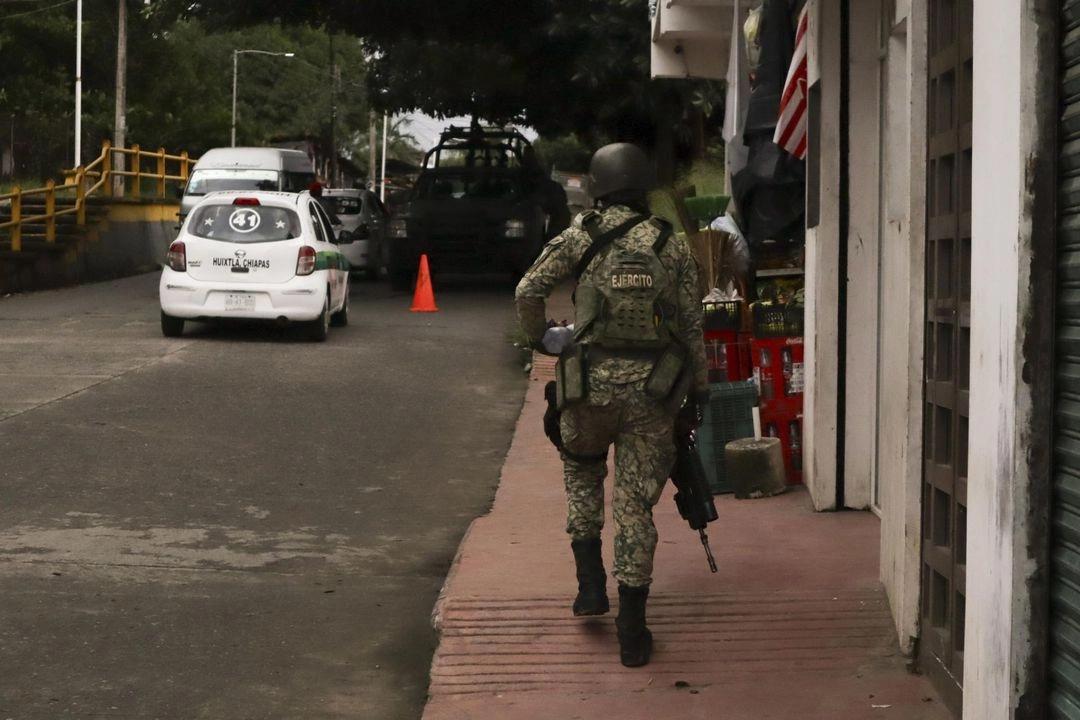 Custodia militar del Hospital del IMSS donde las personas migrantes, que resultaron lesionados en ataque, en el municipio de Huixtla y Villa Comaltitlán, eran atendidas. 