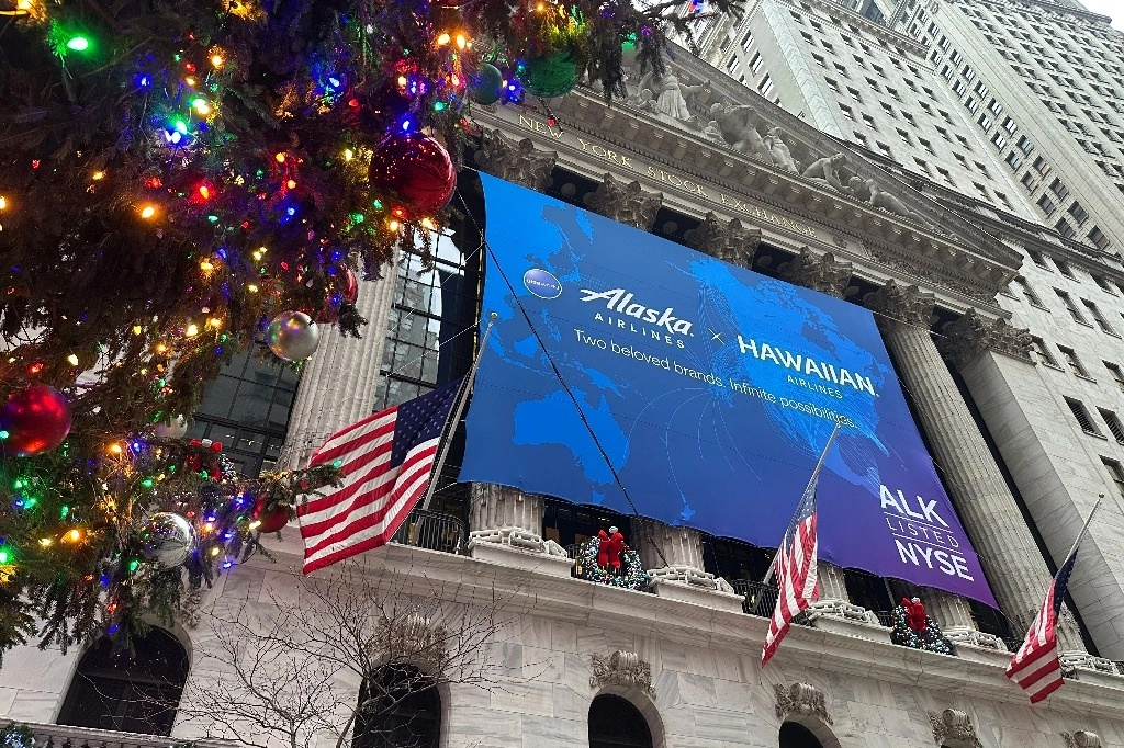 Una pancarta de Alaska Air Group cuelga en el frente de la Bolsa de Valores de Nueva York, en el distrito financiero de Nueva York, el martes 10 de diciembre de 2024. Foto Ap