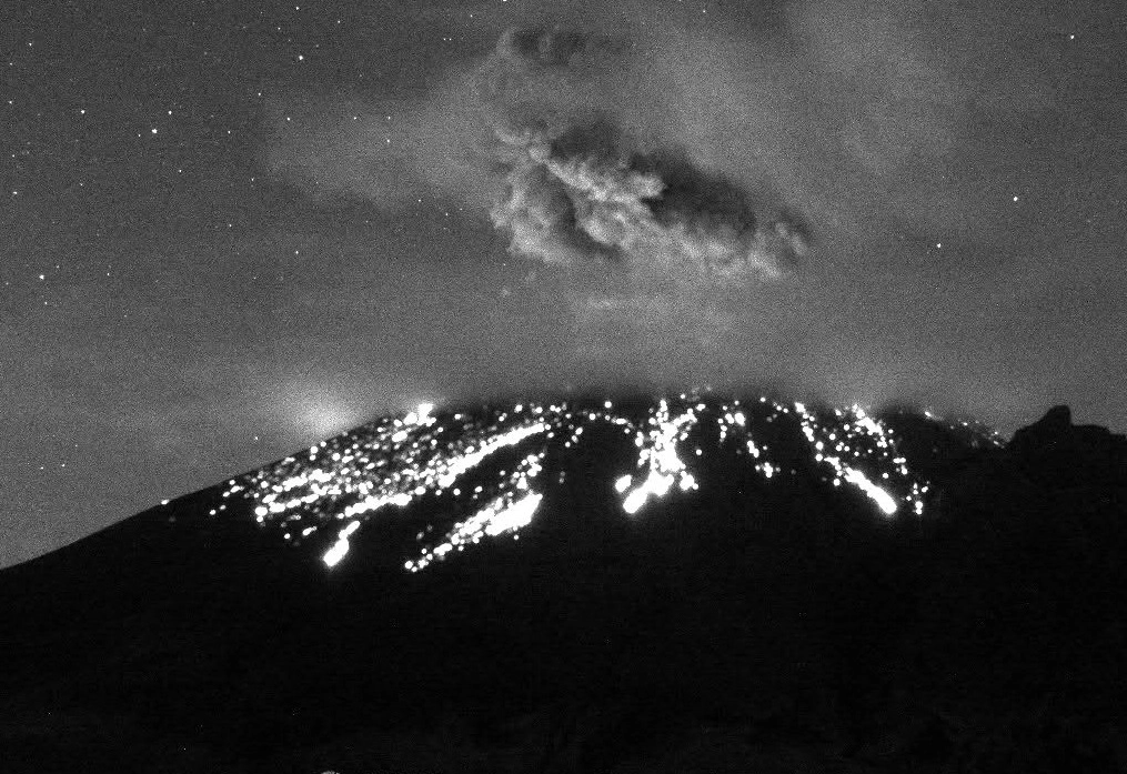 El Popocatéptl arrojo material incandescente la madrugada del sábado 11 de septiembre; el semáforo de alerta se mantiene  en amarillo fase dos. Foto tomada de la cuenta de Twitter @CNPC_MX