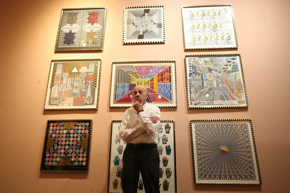 La exposición ‘Hipnerotomagia’, de Pedro Friedeberg, nació de la inspiración de uno de sus libros favoritos, publicado en Venecia en 1499. En la imagen, el artista mexicano junto a sus obras más recientes. Foto Yazmín Ortega