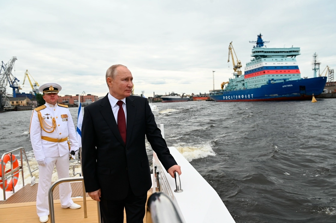 El presidente Vladimir Putin durante el magno desfile con el que Rusia celebró los 325 años de su Armada. Foto Ap