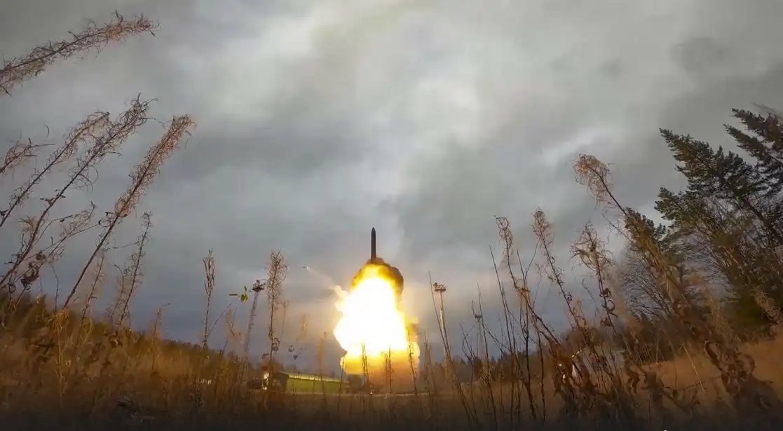 Como parte de los ejercicios nucleares rusos ayer se probó un misil balístico intercontinental Yars que fue lanzado en Plesetsk, en el noroeste del país. Foto Ap / Prensa de la Defensa de Rusia