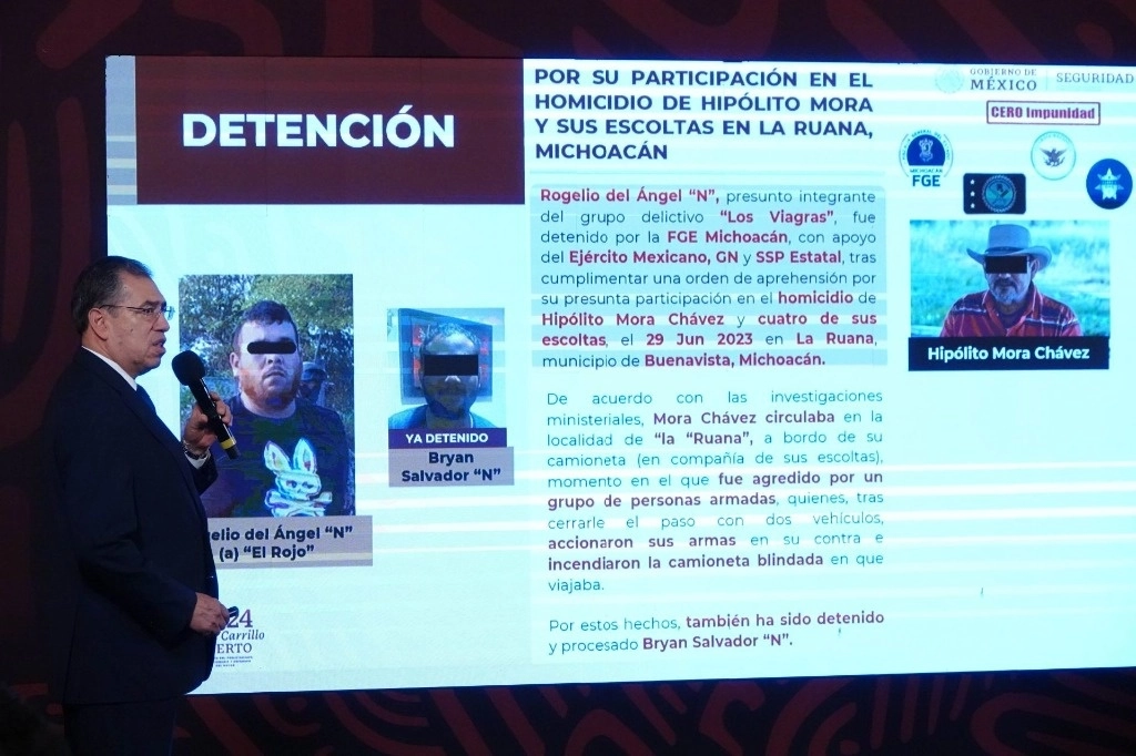Luis Rodríguez Bucio, subsecretario de Seguridad Pública, muestra la ficha de detención de Rogelio del Ángel ‘N’, por su presunta responsabilidad en el asesinato del líder de Autodefensa Hipólito Mora durante la conferencia presidencial matutina en Palacio Nacional, en la Ciudad de México, el 28 de mayo de 2024. Foto Cuartoscuro