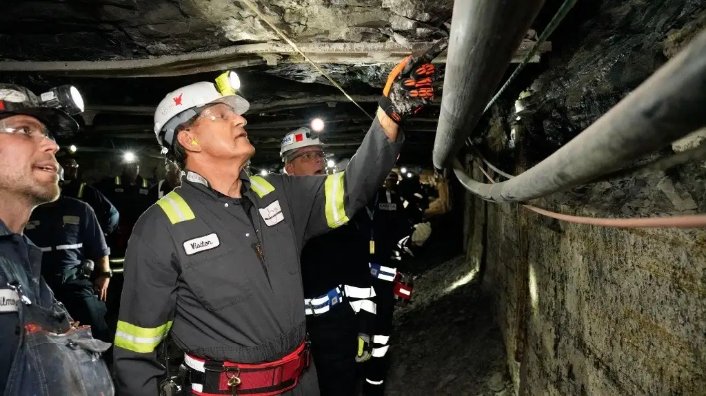 Joe Manchin, senador por Virginia Occidental, es señalado de corrupción al vender sobras de carbón de sus minas y etiquetarlas como energías "aternativas2. Foto oficina senador Joe Manchin.