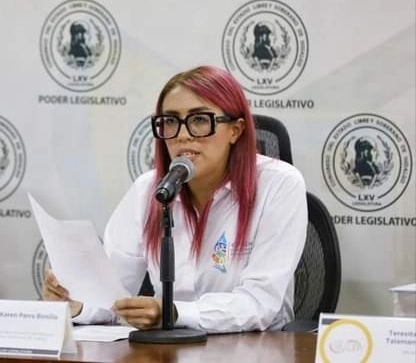 Varios colectivos de mujeres rechazan que permanezca en el cargo. Foto Ricardo Montoya