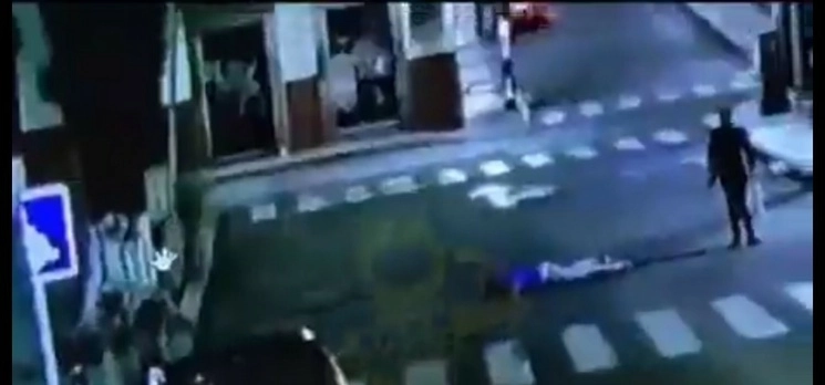 En el video quedó registrado el abuso policial y concluye con el cuerpo tendido del joven sobre el asfalto.