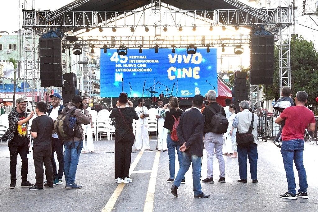 Personas asisten a la edición 45 del Festival del Nuevo Cine Latinoamericano, en La Habana, capital de Cuba. Foto Xinhua