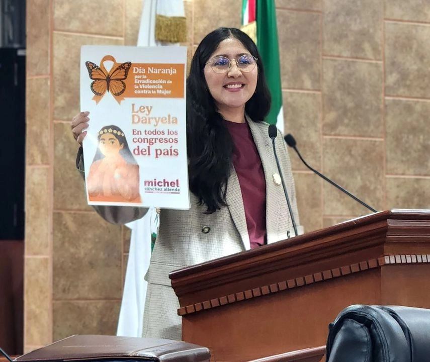 La propuesta de la diputada, Michel Sánchez, promotora e inicialista de la Ley Daryela, explicó que toma su nombre en conmemoración de una joven mexicalense que fue víctima de violencia de género, a pesar que presentó denuncias de amenazas, violencia familiar y solicitó medidas de protección, las omisiones y la falta de actuación de la Policía Municipal y la FGE culminaron en su feminicidio.