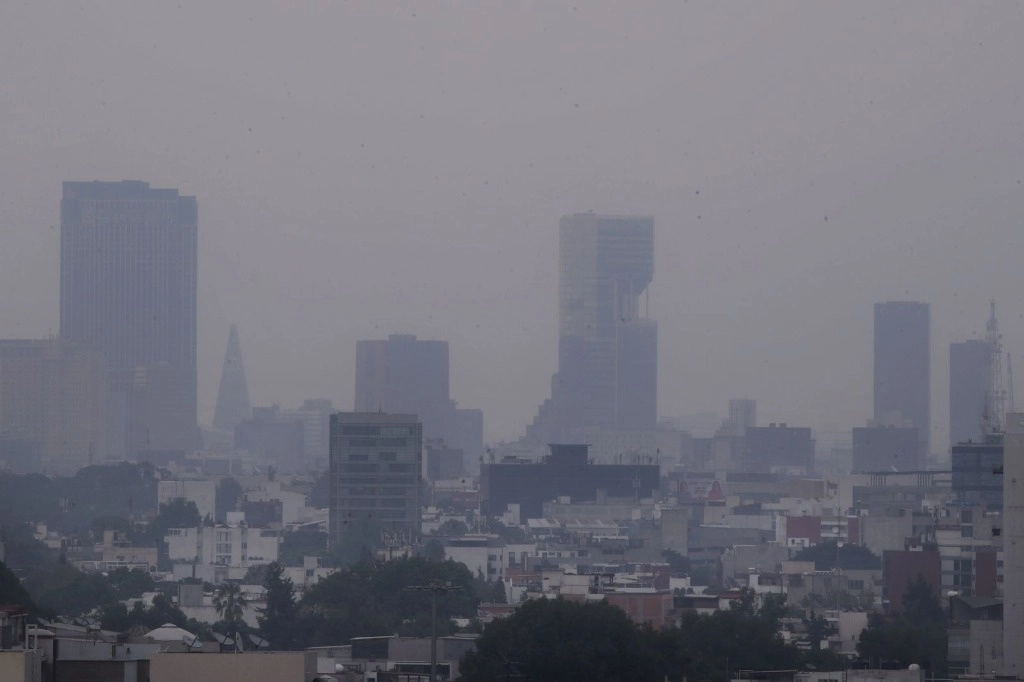 Coparmex CDMX pidió a las empresas a proteger a sus empleados durante la contingencia ambiental que se vive en la capital. Foto Marco Peláez 


