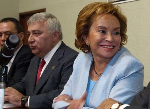 El ex legislador Emilio Chuayffet (c, izq) y Elba Esther Gordillo (der) en imagen de archivo. Foto José Carlo González