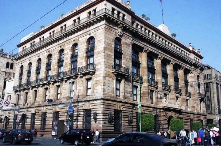 Fachada el Banco de México en el Centro Histórico de la Ciudad de México.