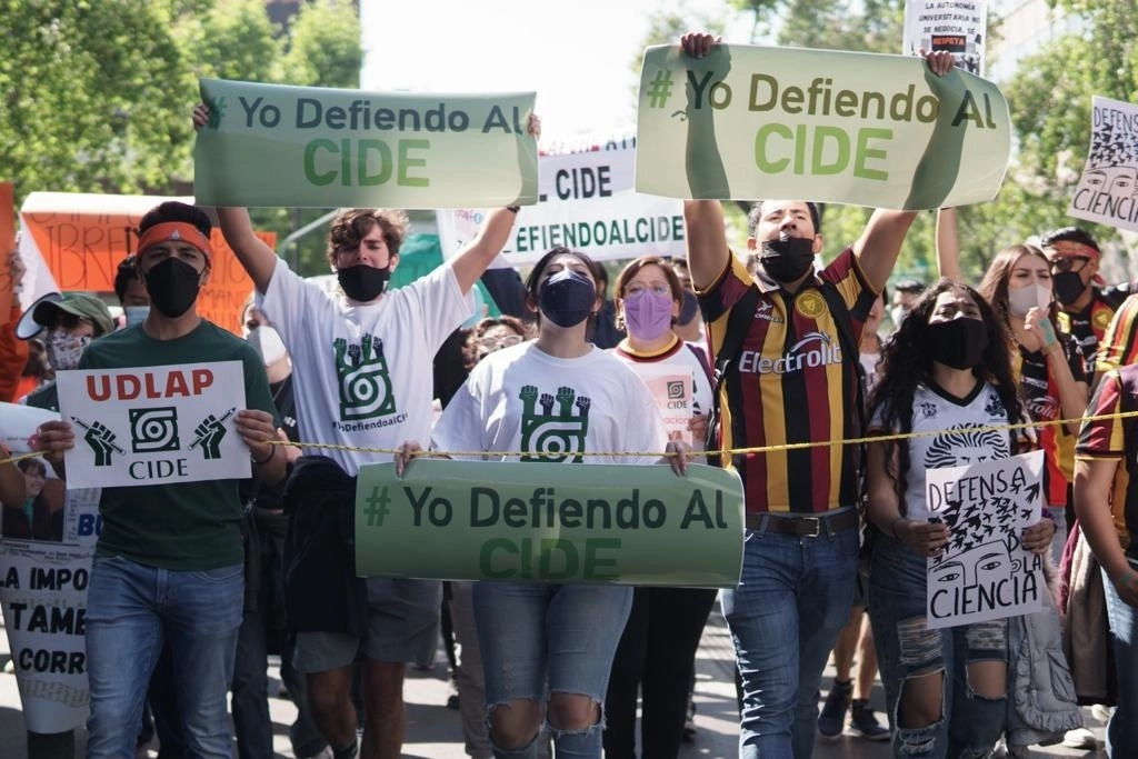 Estudiantes del CIDE se manifiestan frente al Senado de la República, en la Ciudad de México, tras marchar desde la Glorieta de los Insurgentes hasta el recinto legislativo, el 14 de diciembre de 2021. Foto Pablo Ramos