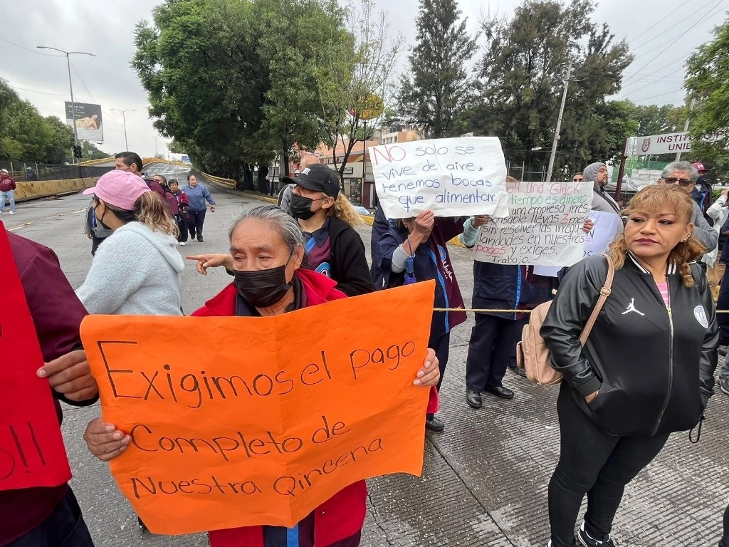 Empleados de limpieza contratados por la empresa Got Und Glück para brindar servicio al IPN durante la protesta en Circuito Interior. Foto Alfredo Domínguez