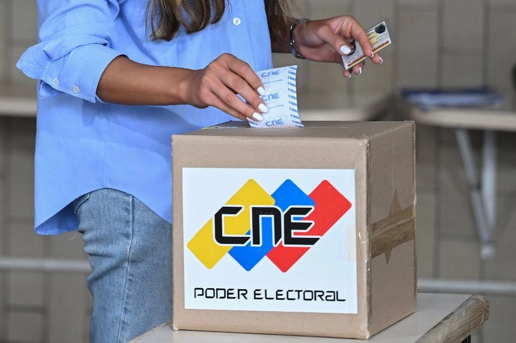 En Caracas, una mujer emite su voto en las elecciones presidenciales que tienen lugar en Venezuela. Foto Afp 