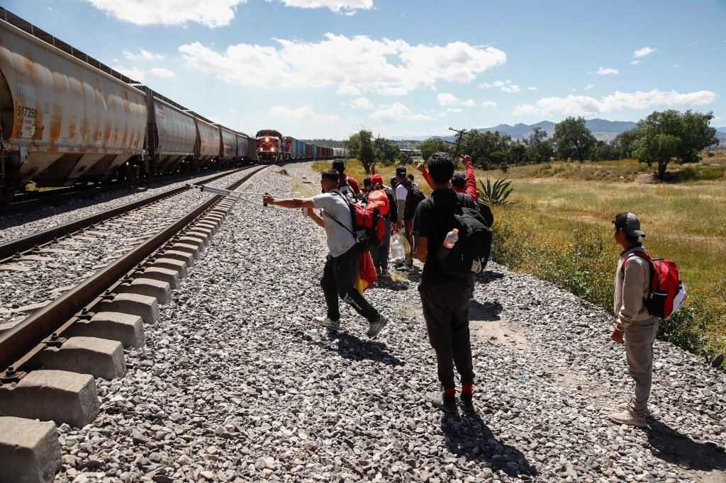 Migrantes caminan por las vías del tren en el tramo Huehuetoca-Apaxco, en el Edomex. Foto Víctor Camacho 