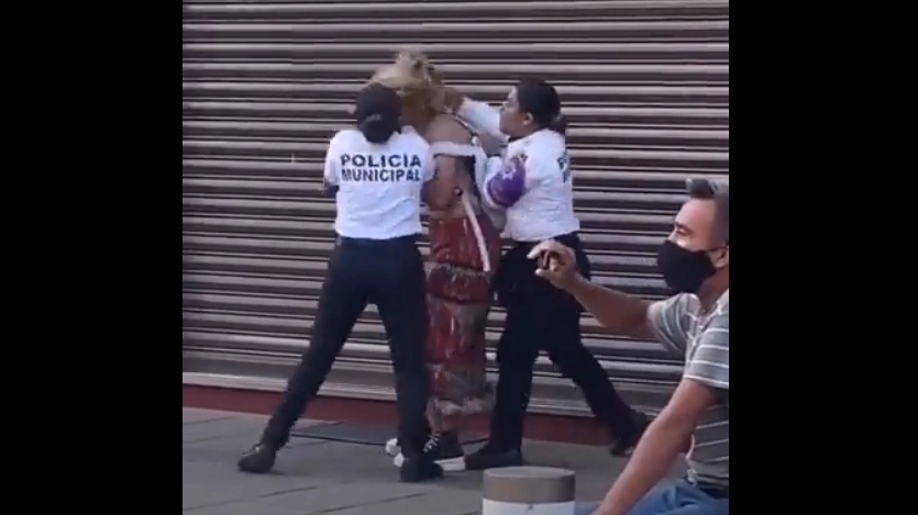 Policías mujeres agredieron a una manifestante al momento de detenerla. Imagen tomada de un video difundido a través de la cuenta de Twitter de @AntaresVazAla

