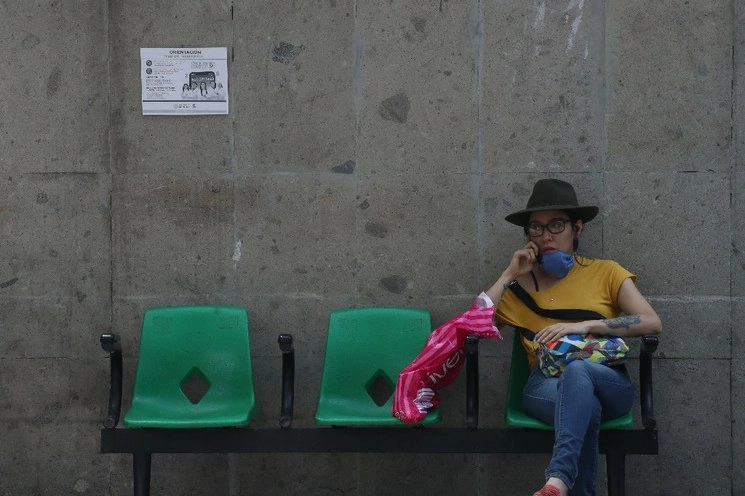 Una mujer a las afueras del Hospital General Dr. Manuel Gea González. Foto Yazmín Ortega