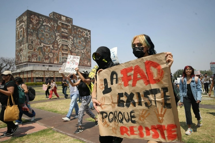 Alumnas de la Facultad de Artes y Diseño de la UNAM, durante una movilización frente a Rectoría de la ‘Máxima Casa de Estudios’, el 31 de marzo de 2023. Foto Yazmín Ortega Cortés
