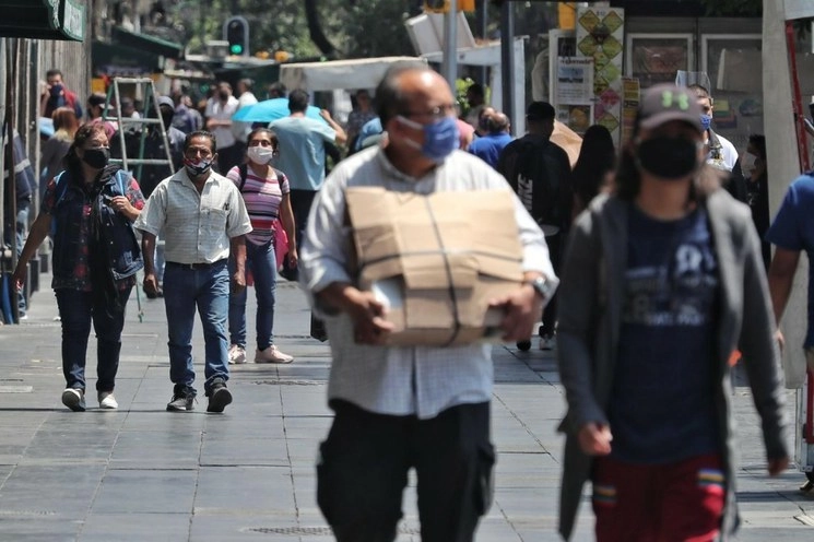 Alfredo del Mazo afirmó que de las acciones preventivas que se realicen de hoy para adelante dependerá en mucho el que podamos continuar con este proceso de apertura y avance en el semáforo. Foto Marco Peláez