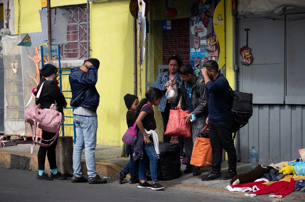 Migrantes centroamericanos intentan obtener un lugar en el albergue Casa del migrante  Arcangel Rafael, ubicado en la alcaldía Iztapalapa. Foto Alfredo Domínguez