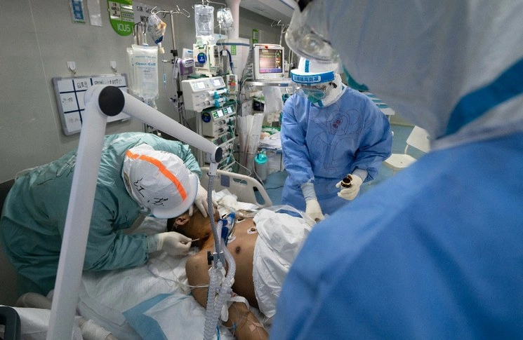 Equipo médico revisa a un paciente con Covid-19 quien recuperó su función pulmonar. Foto Xinhua