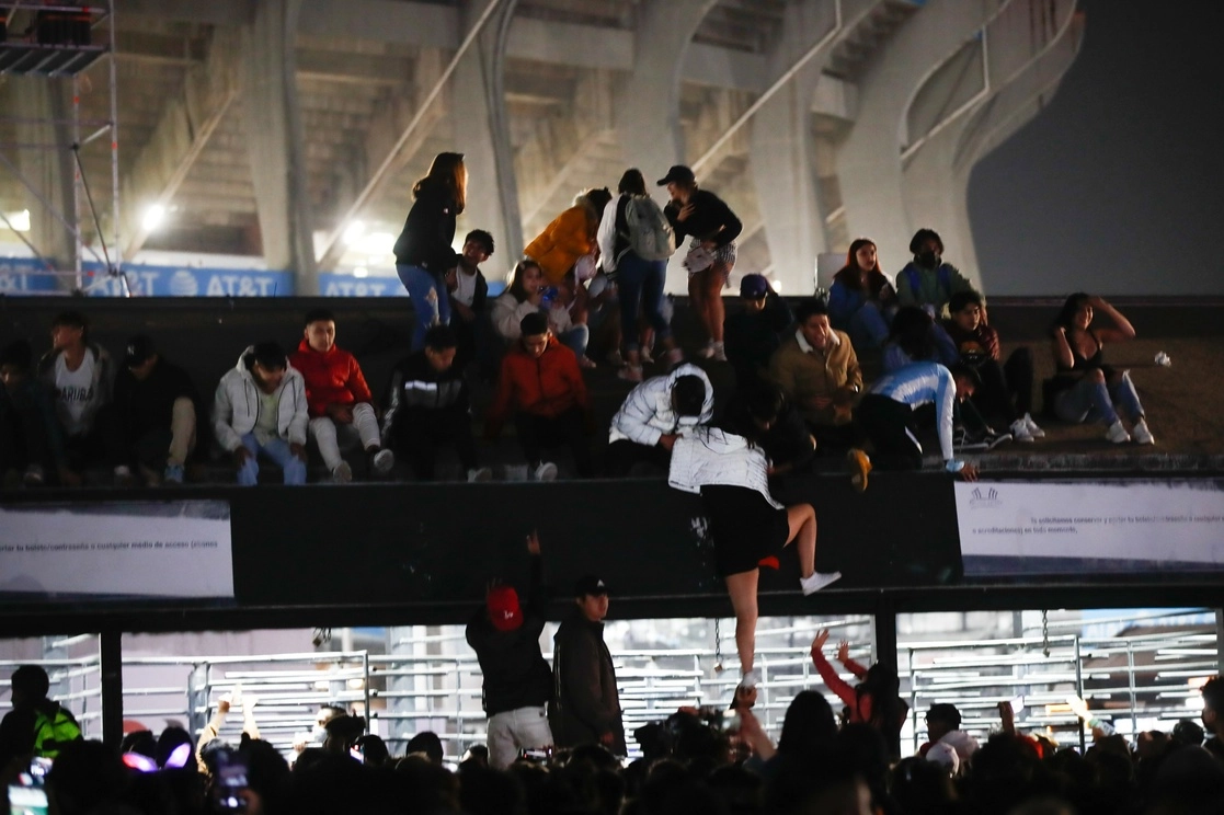 Miles de fanáticos del cantante Bad Bunny no pudieron ingresar al concierto que se realizó en el estadio Azteca, por boletos clonados vendidos por la empresa. Foto Víctor Camacho