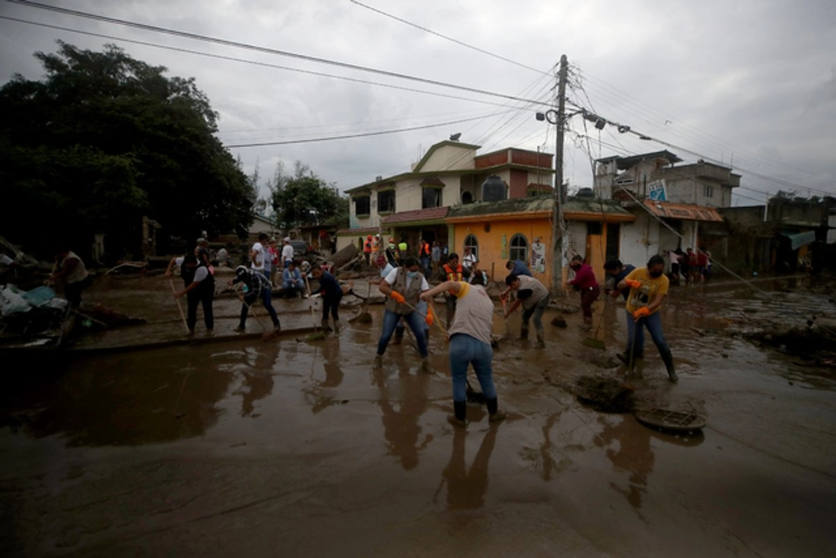 Habitantes de Poza Rica, Veracruz durante limpieza de calles tras inundaciones. Foto 