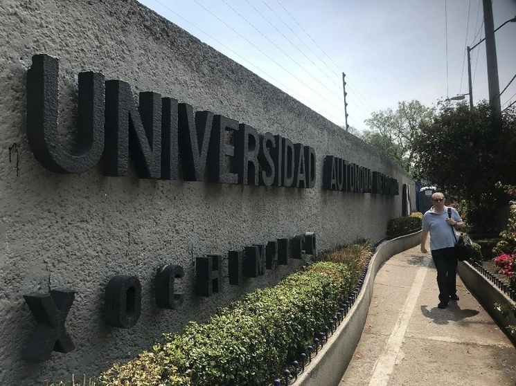 Fachada principal de la UAM campus Xochimilco. Foto Alfredo Domínguez / Archivo
