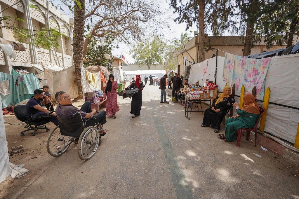 Un palestino herido espera con otros dentro de un hospital en Jan Yunis, al sur de la franja de Gaza, este viernes. Foto Afp 
