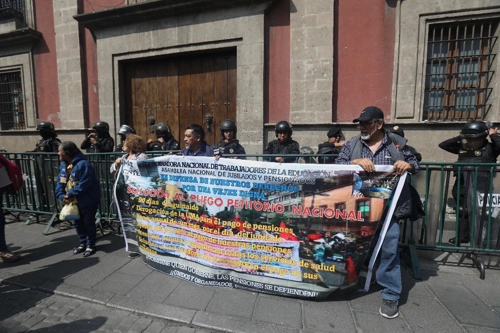 Integrantes de la CNTE durante la protesta. Foto Germán Canseco