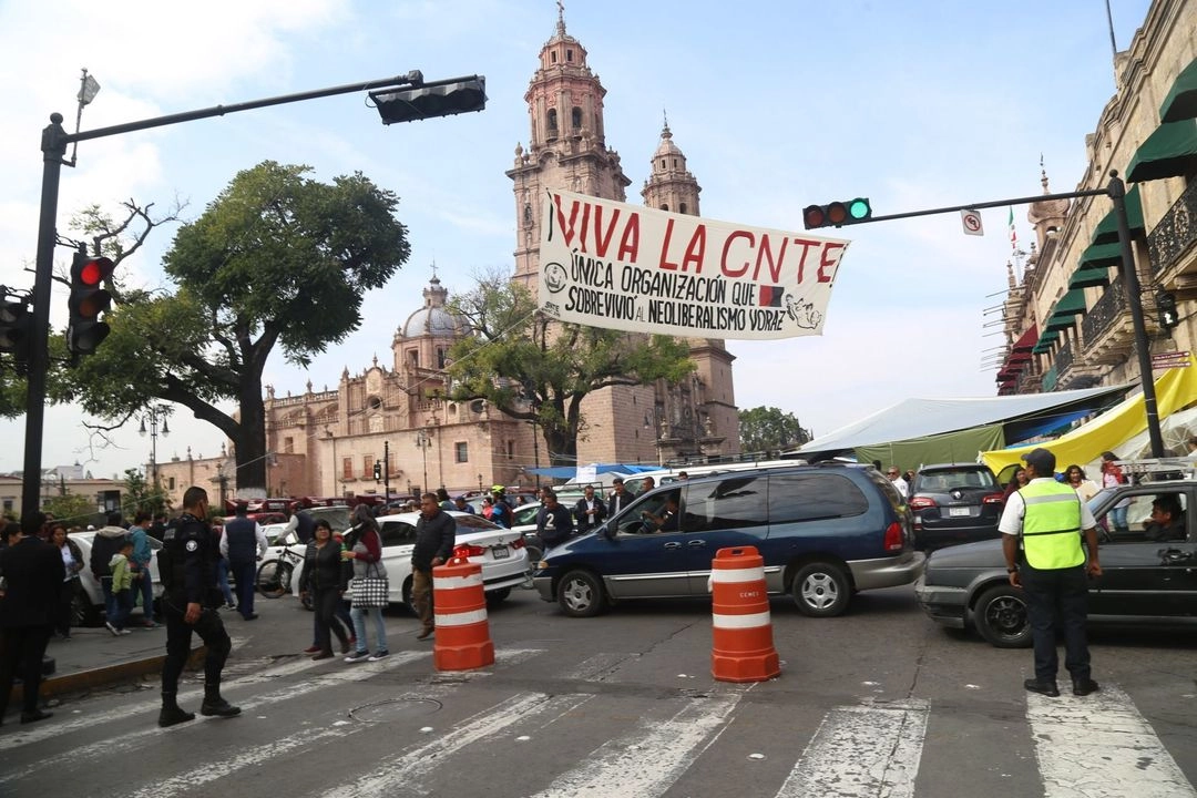 Integrantes de la CNTE se manifestaron en Morelia, Michoacán; entre las exigencias magisteriales resalta las relacionadas al apartado de años para acceder a la jubilación. Foto 