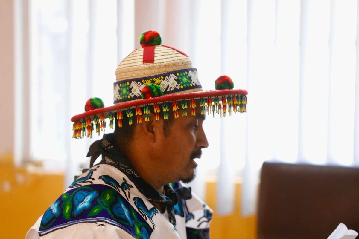 Maurilio Ramírez Aguilar, coordinador general del del Consejo Regional Wixárika por la Defensa de Wirikuta durante la conferencia de prensa a la que convocaron ayer en el Centro Prodh. Foto 