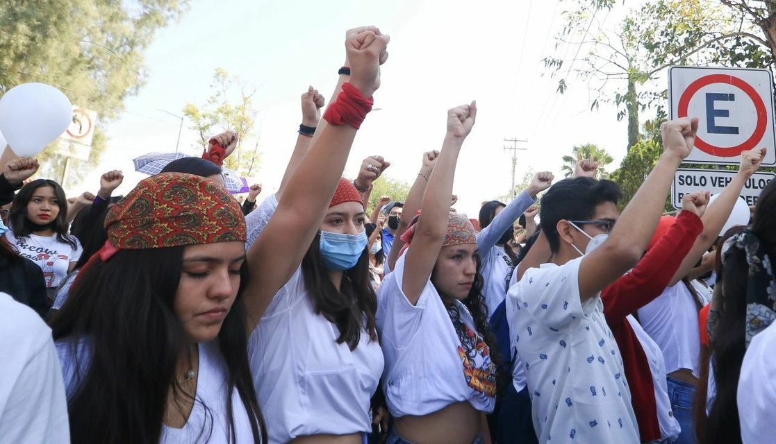 Estudiantes de la Universidad de Guanajuato se manifestaron para exigir justicia por la muerte de su compañero Ángel Yael Ignacio Rangel, de 19 años, quien murió por disparos de un elemento de la Guardia Nacional. Foto Cuartoscuro
