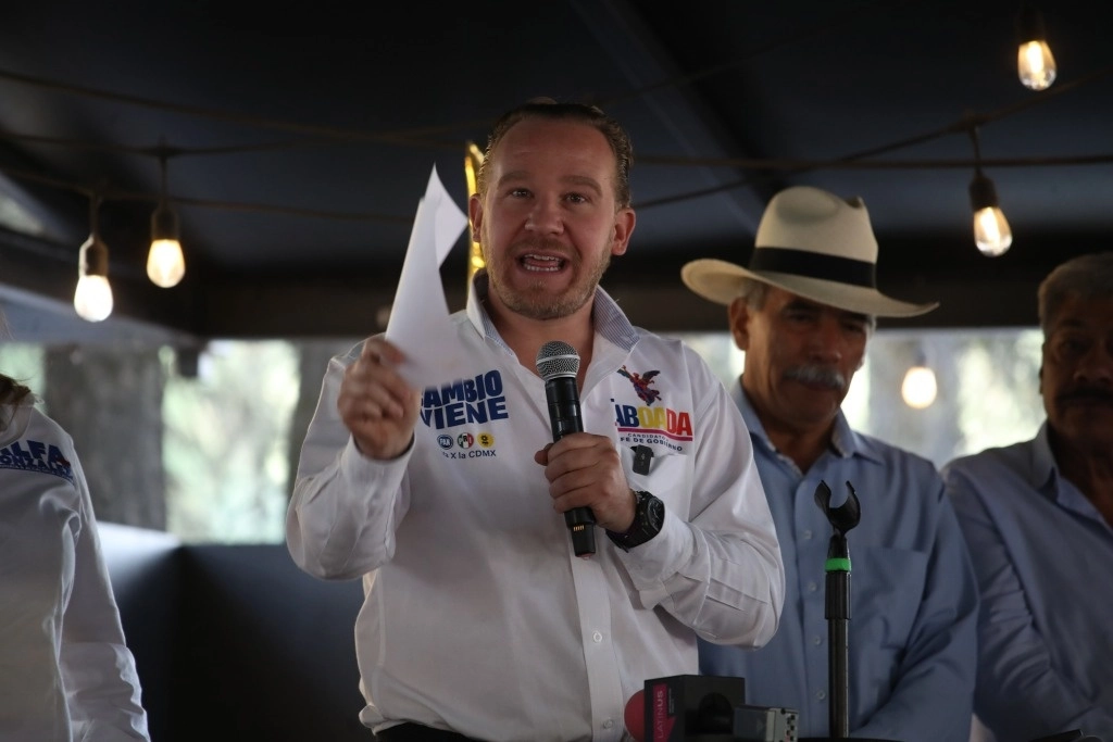 El candidato de la alianza opositora, Santiago Taboada, durante un evento en el parque ejidal San Nicolás Totolapan, el 5 de abril de 2024. Foto Yazmín Ortega Cortés