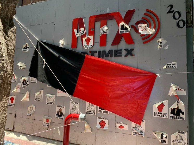Fachada exterior de la Agencia de Noticias del Estado Mexicano con la bandera de huelga. Foto José Antonio López